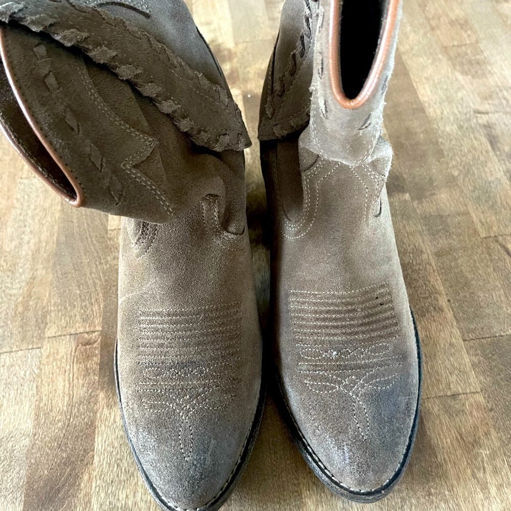 Ariat women’s suede boots size 7.